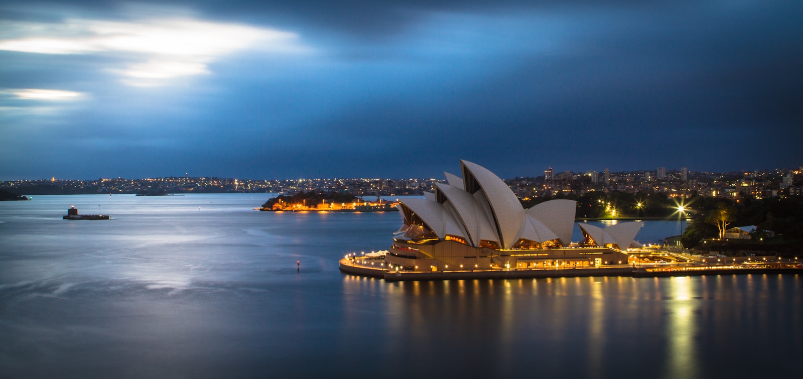 Photo by Photoholgic Sydney Opera House, Australia